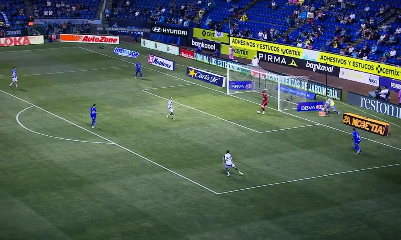  Andrés Gudiño que regresó a la titularidad se equivocó  a salir jugando. 