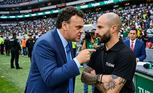 &iquest;Lo reta a los golpes? Faitelson y Crosas protagonizan tenso momento