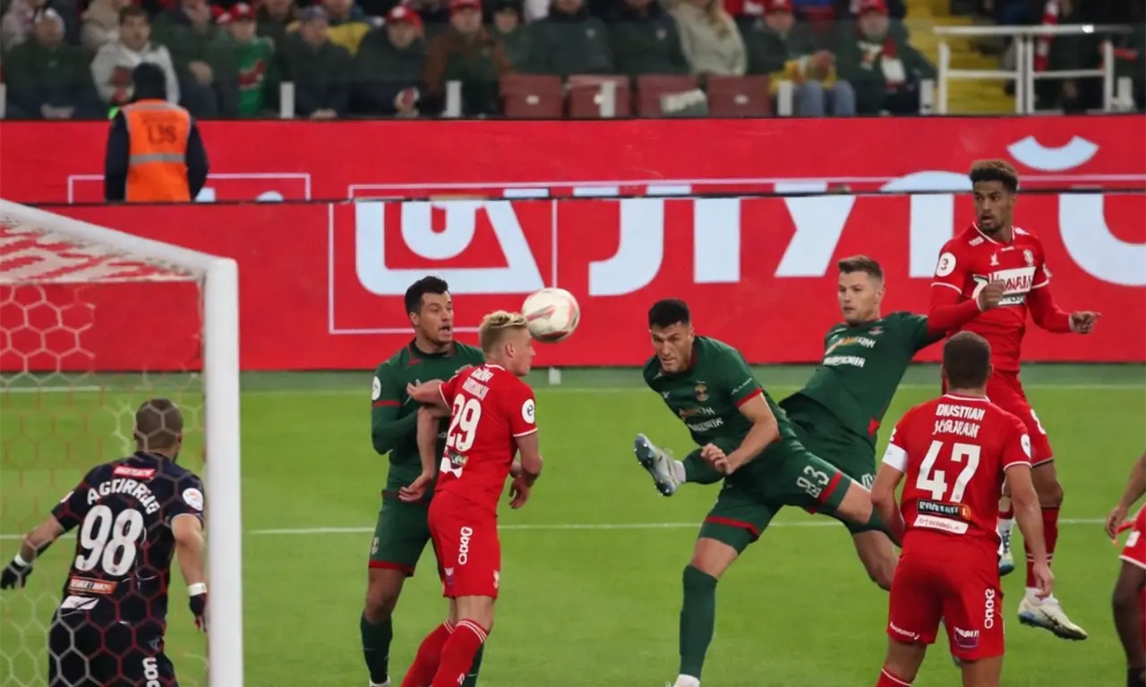  El mexicano César Montes celebró su gol en el Derbi de Moscú, segundo consecutivo con Lokomotiv. 