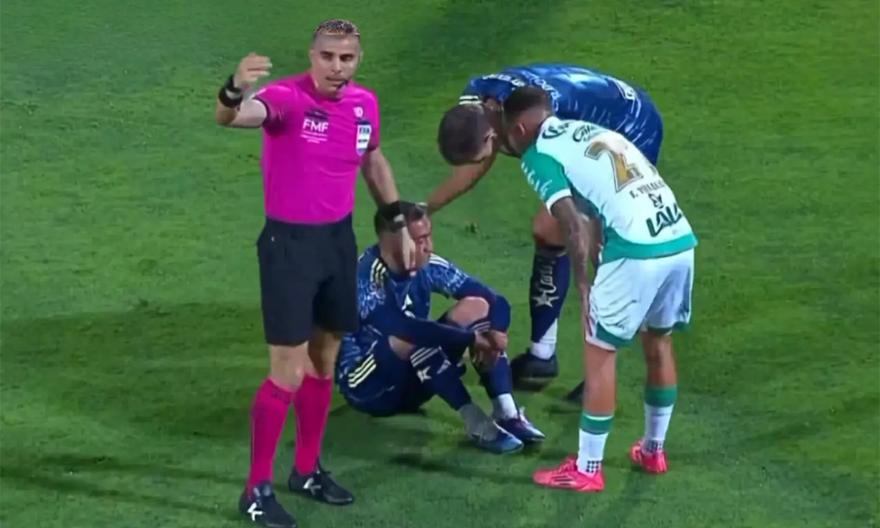  Chiquito Sánchez salió al 11’ por dolor en la rodilla y encendió la alarma en América y el Tri. 