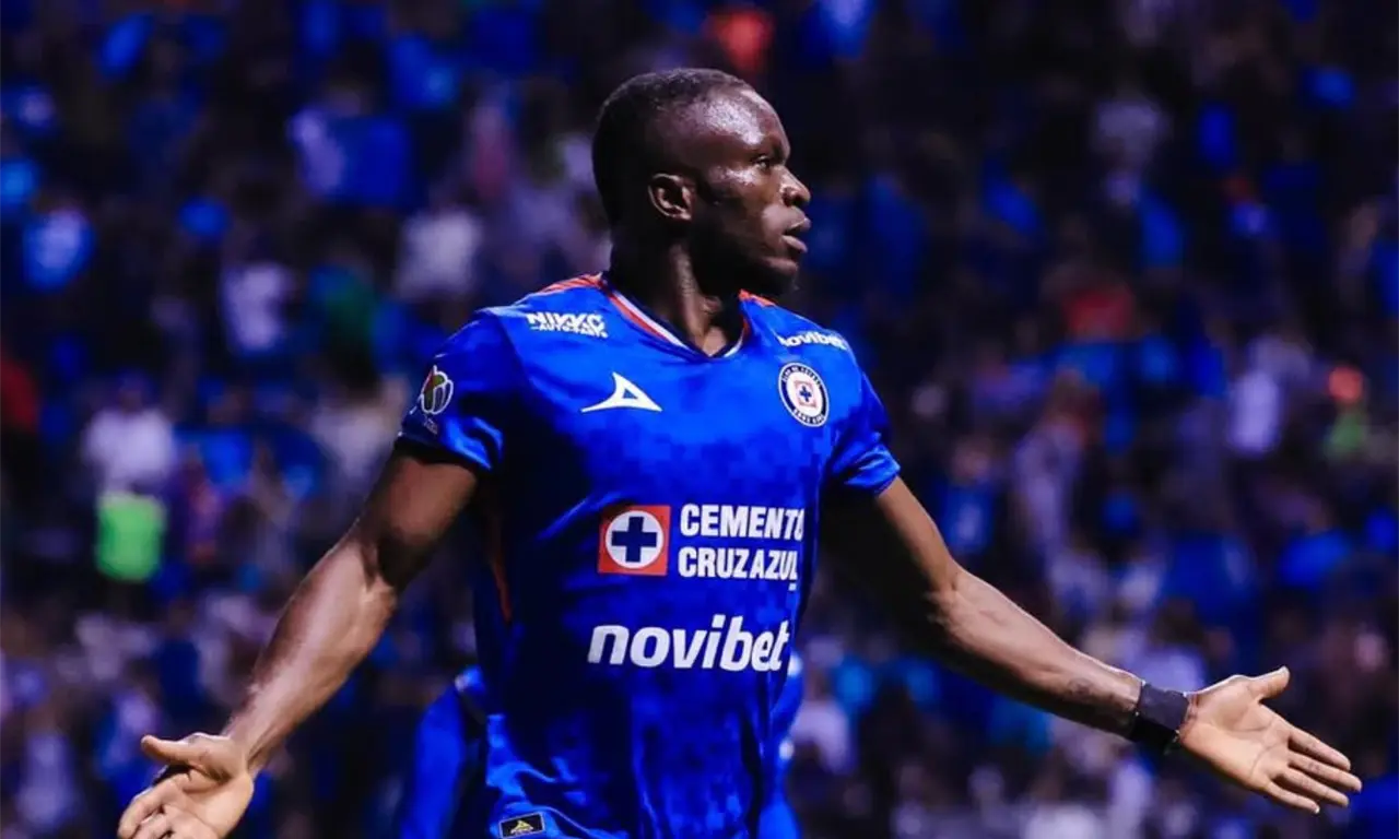  Christian Ebere celebró su primer gol con Cruz Azul, pero no podrá viajar a EE.UU. por problemas de visa. 