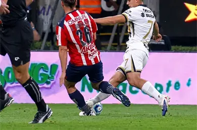 Exárbitros aseguran que era roja la entrada de López sobre el Oso González Exárbitros aseguran que era roja la entrada de López sobre el Oso González