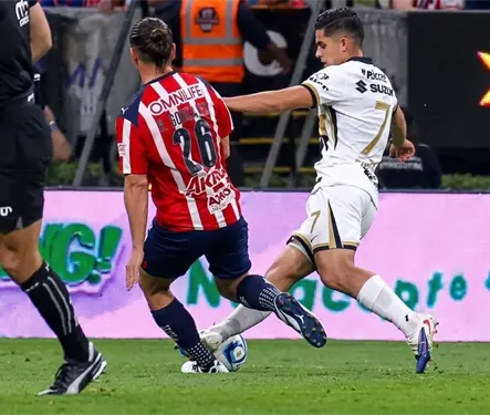 Ex&aacute;rbitros aseguran que era roja la entrada de L&oacute;pez sobre el Oso Gonz&aacute;lez