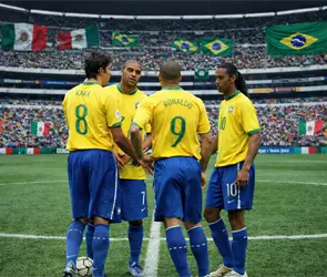 Ronaldinho, Marcelo, Kaka y Adriano jugar&aacute;n en el Estadio Azteca