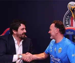 Gran gesto, el detalle de Amaury Vergara con aficionado de Chivas