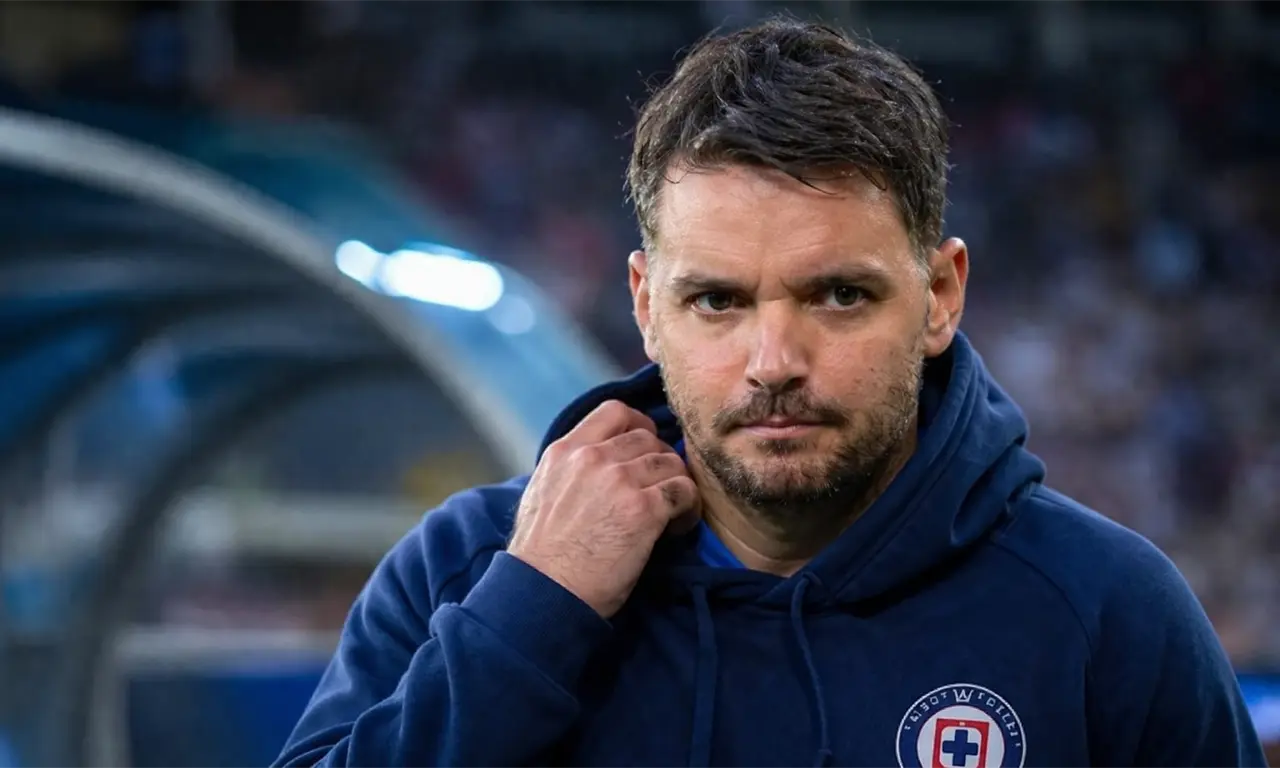  Nicolás Larcamón muestra su inconformidad tras el empate en el Clásico Joven ante América. 