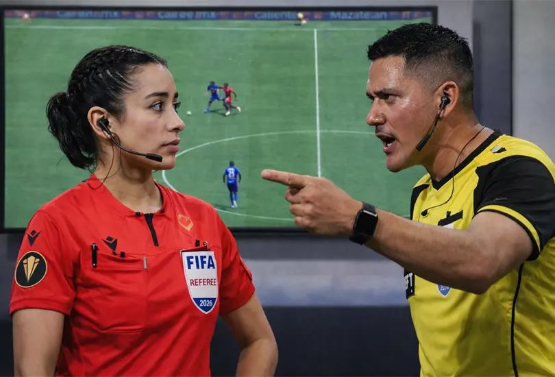 Cantante Guerrero, ex&aacute;rbitro y analista de TUDN, explot&oacute; contra Katia Itzel tras un error grosero en el Pumas vs Mazatl&aacute;n.