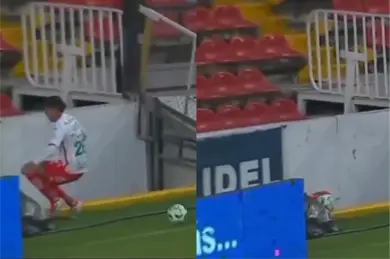 Tremendo susto: Emilio Lara cae en el Corregidora Tremendo susto: Emilio Lara cae en el Corregidora