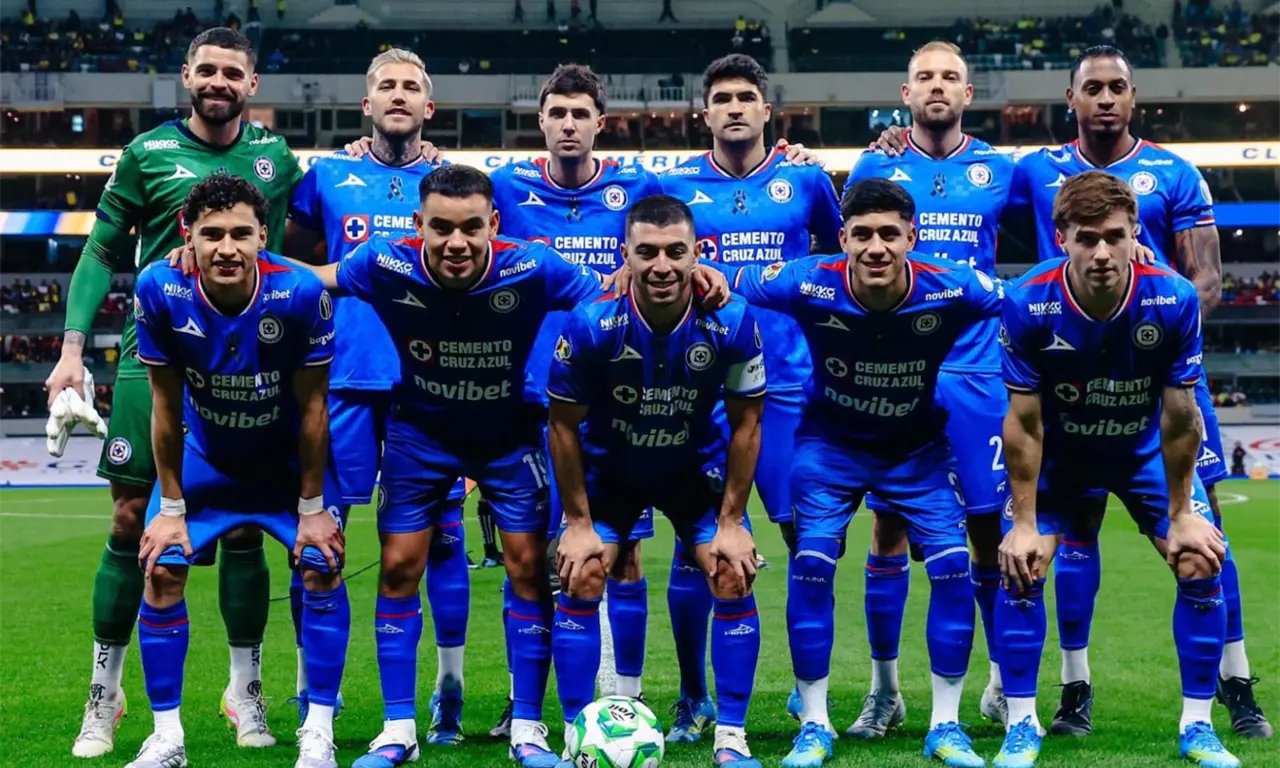  Jugadores de Cruz Azul se quejaron por la falta de agua caliente en el vestidor visitante del Banorte. 
