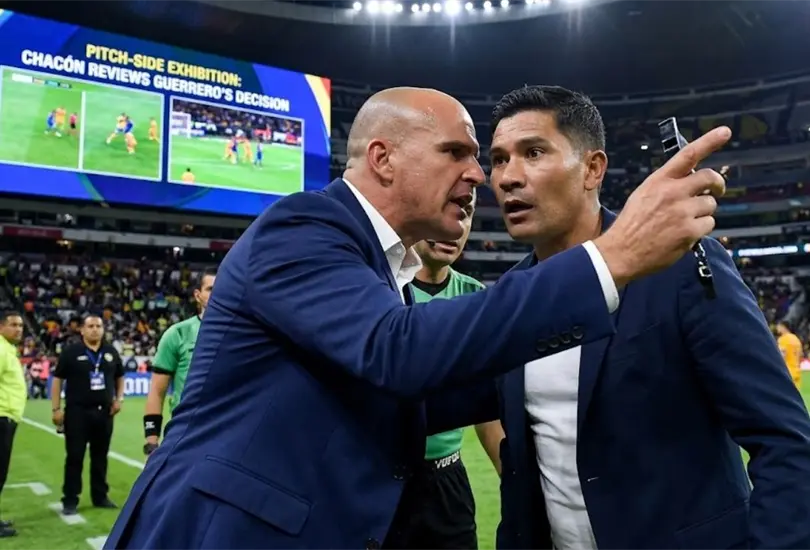 Chac&oacute;n exhibe al Cantante