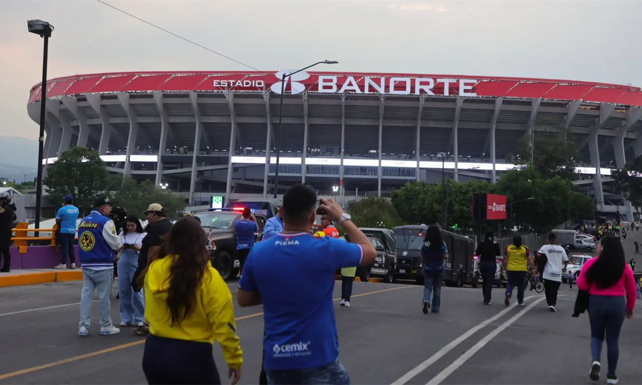  América vs Cruz Azul quedó lejos del lleno: la asistencia oficial apenas superó el 57% del aforo pese a la alta expectativa. 