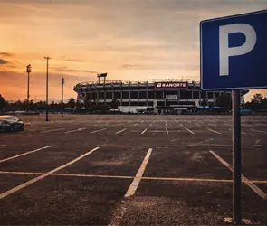 Baja el precio del estacionamiento en el Azteca... pero sigue caro