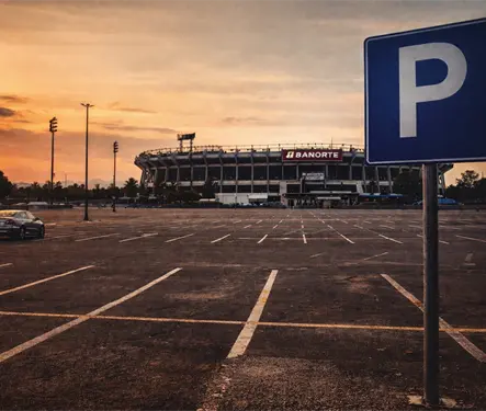 Baja el precio del estacionamiento en el Azteca... pero sigue caro