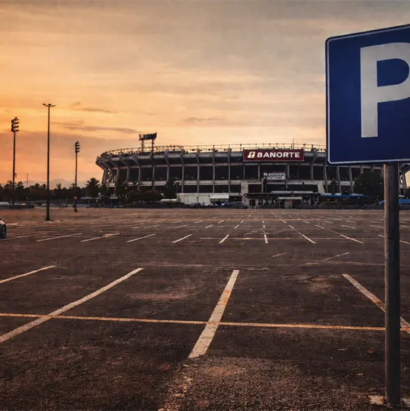 Baja el precio del estacionamiento en el Azteca... pero sigue caro