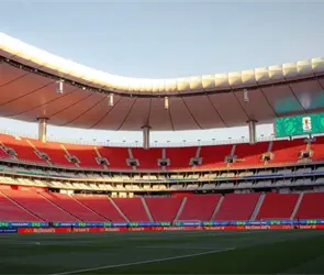 Arriesgado, Chivas cambia el pasto del Akron a meses del mundial