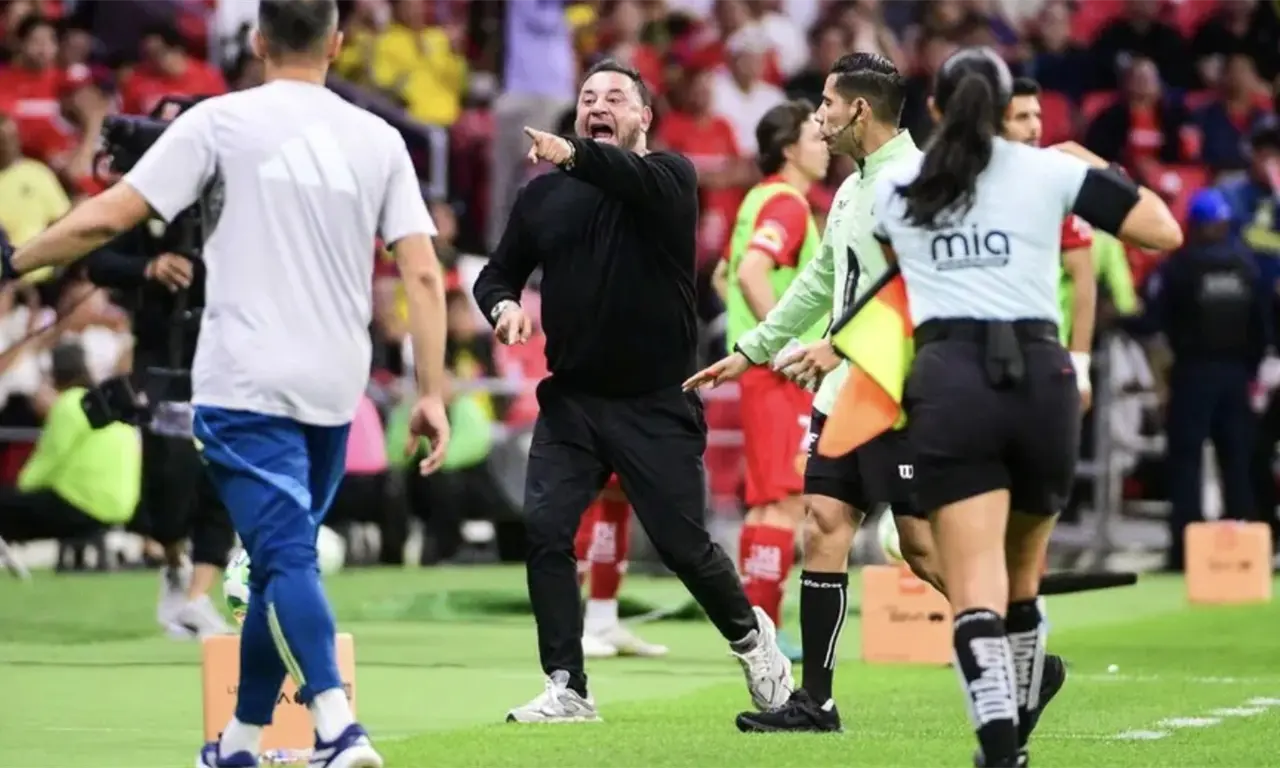  Esta es la sanción que recibiría el Turco Mohamed por gesto obsceno 