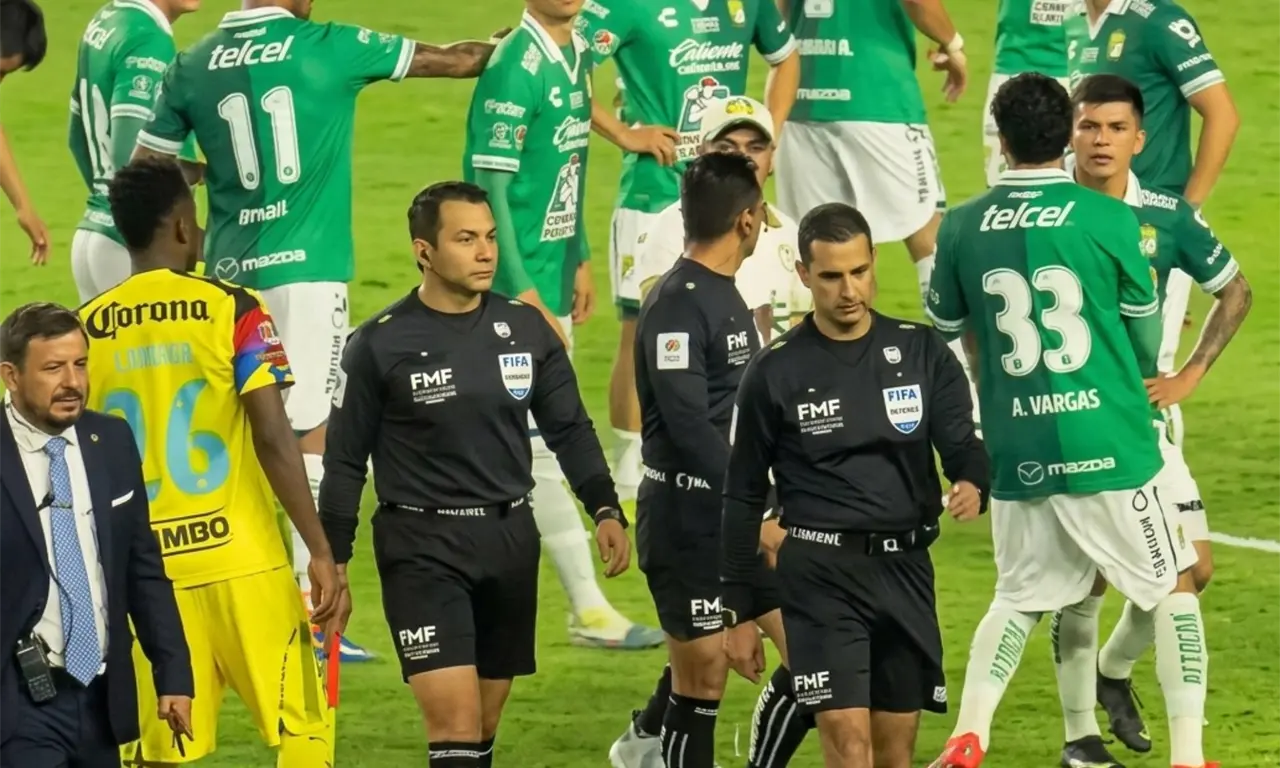  Un video muestra a César Ramos acercándose a jugadores de León tras el partido contra América, en lo que parece una provocación. 