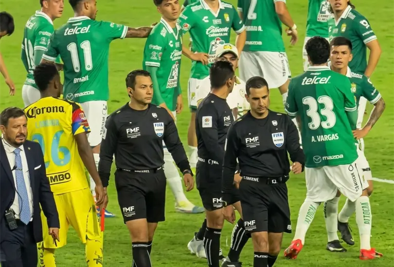 Un video muestra a C&eacute;sar Ramos acerc&aacute;ndose a jugadores de Le&oacute;n tras el partido contra Am&eacute;rica, en lo que parece una provocaci&oacute;n.