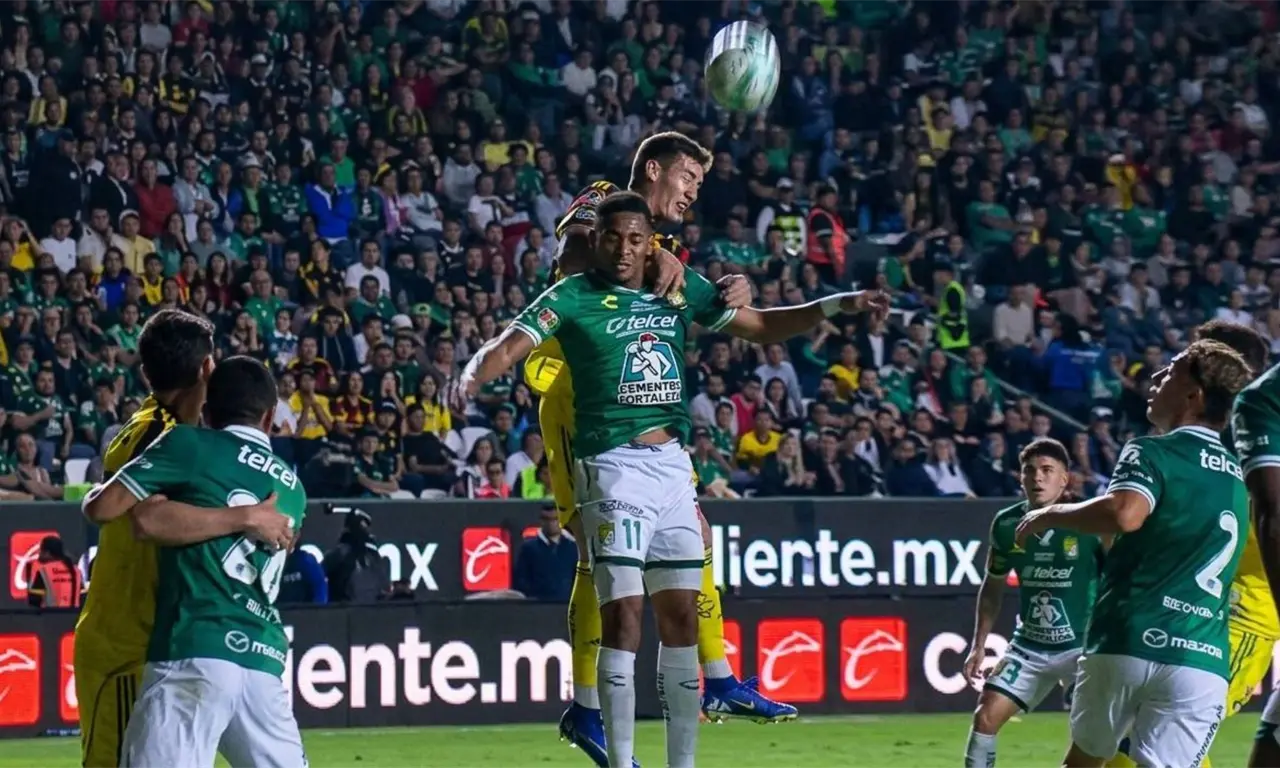  Un penal marcado tras revisión en el VAR en el León vs América volvió a encender la polémica sobre el arbitraje. 