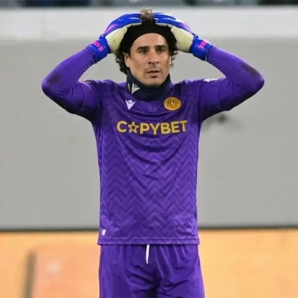 &iquest;Y as&iacute; va al Mundial 2026? Memo Ochoa comete oso monumental en Chipre