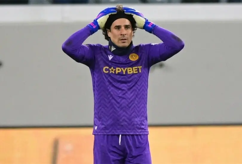 Guillermo Ochoa cometi&oacute; un error monumental con el Limassol