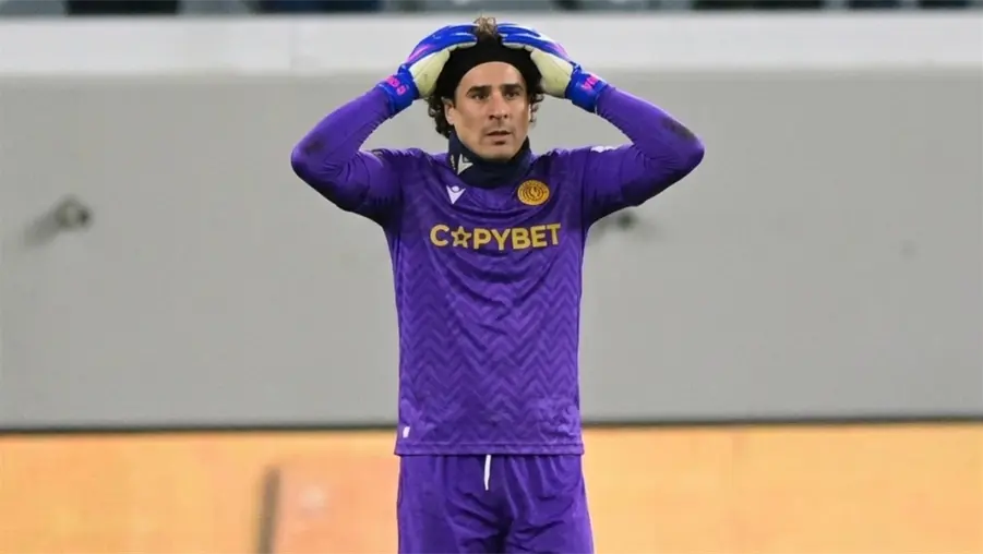 &iquest;Y as&iacute; va al Mundial 2026? Memo Ochoa comete oso monumental en Chipre