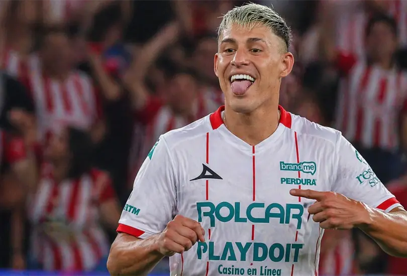 Christian Calder&oacute;n encar&oacute; a la afici&oacute;n del Guadalajara tras salir de cambio y presumi&oacute; sus t&iacute;tulos, en pleno empate sin goles entre Necaxa y Chivas.