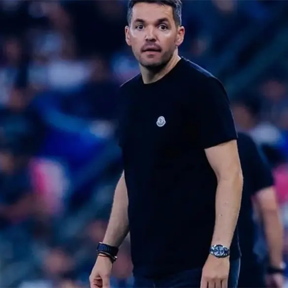 &iquest;Por culpa de la afici&oacute;n? Cruz Azul oficializa la salida de Larcam&oacute;n