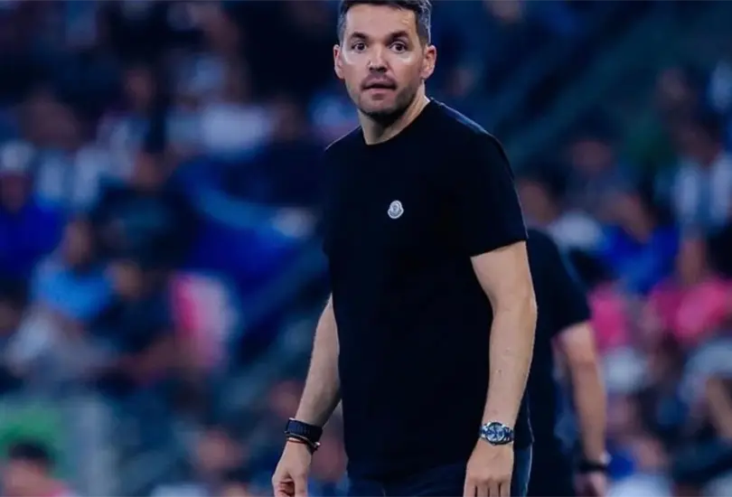 Larcam&oacute;n se va de Cruz Azul