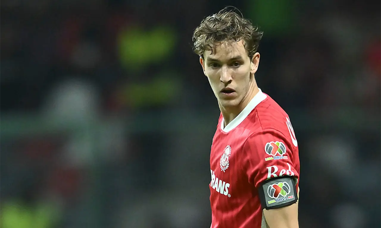  Le quitaron la roja a Marcel Ruiz, pero cumplirá un partido de suspensión por insultos al árbitro. 