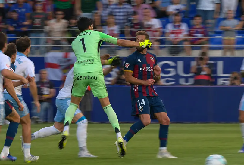 Andrada, ex Rayados y viejo conocido de la Liga MX, expulsado por agresi&oacute;n en el derbi aragon&eacute;s.