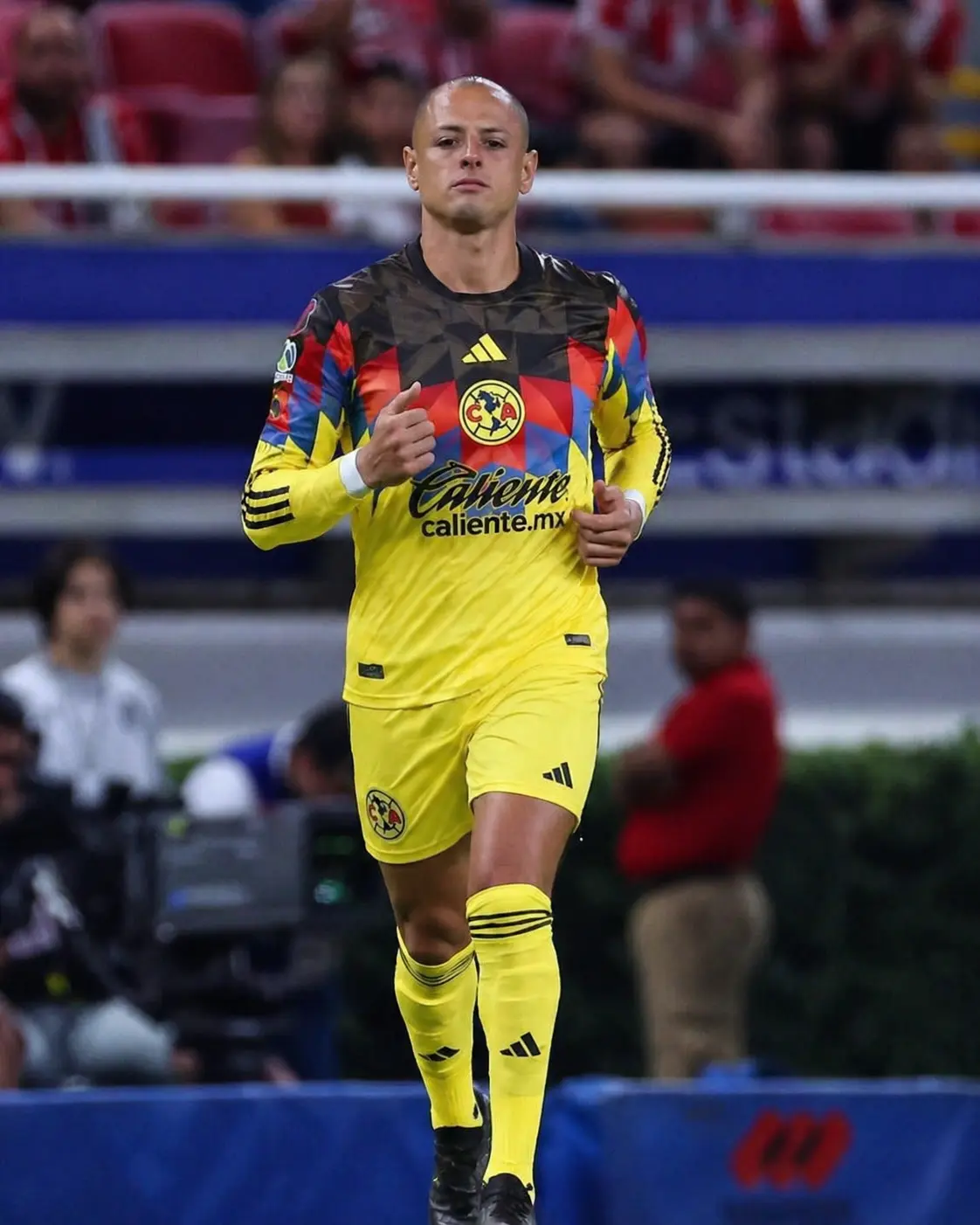 Am&eacute;rica: Chicharito con el uniforme azulcrema, un sue&ntilde;o pol&eacute;mico para la afici&oacute;n.