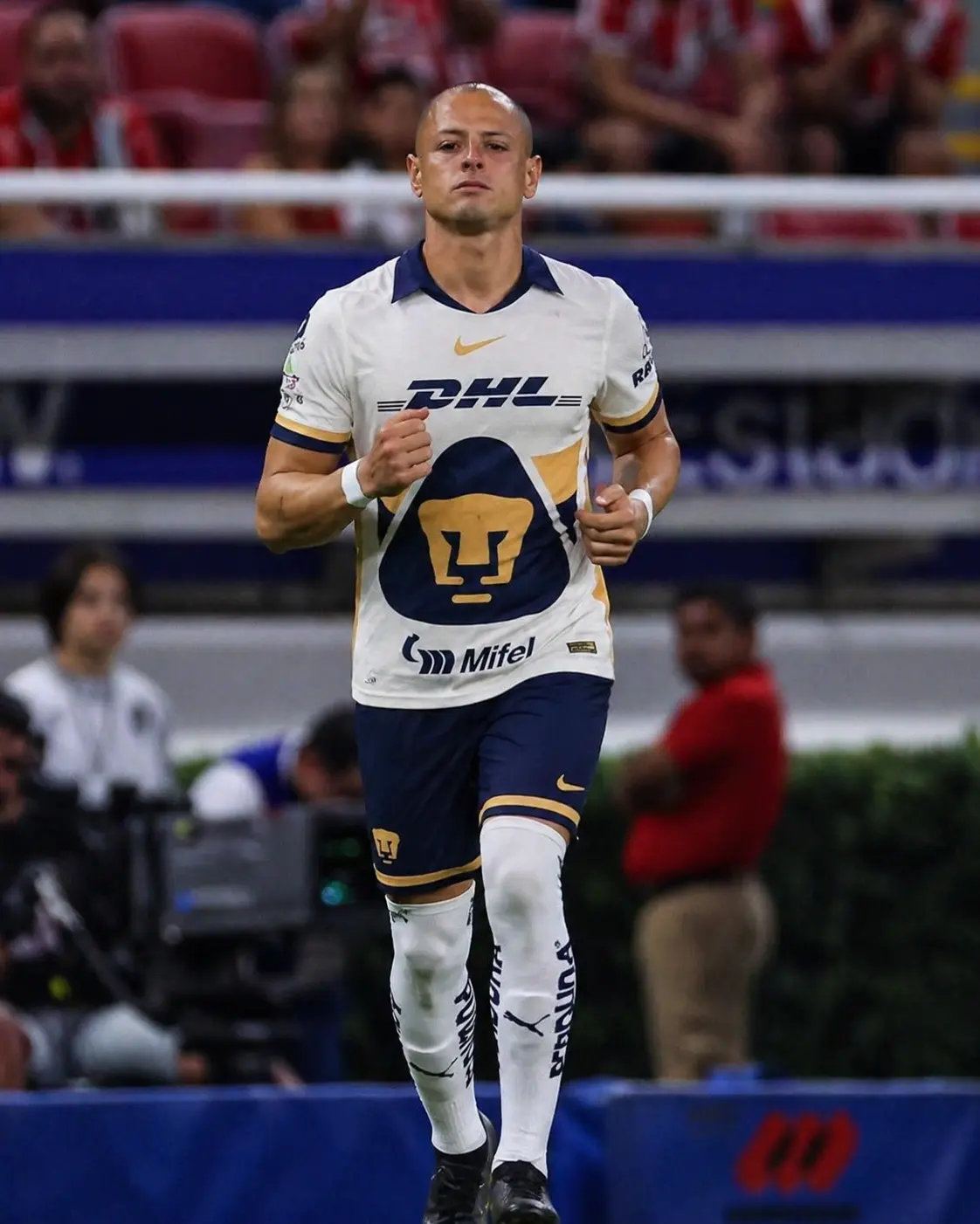 Pumas: Chicharito en azul y oro, un contraste con su pasado en Chivas.