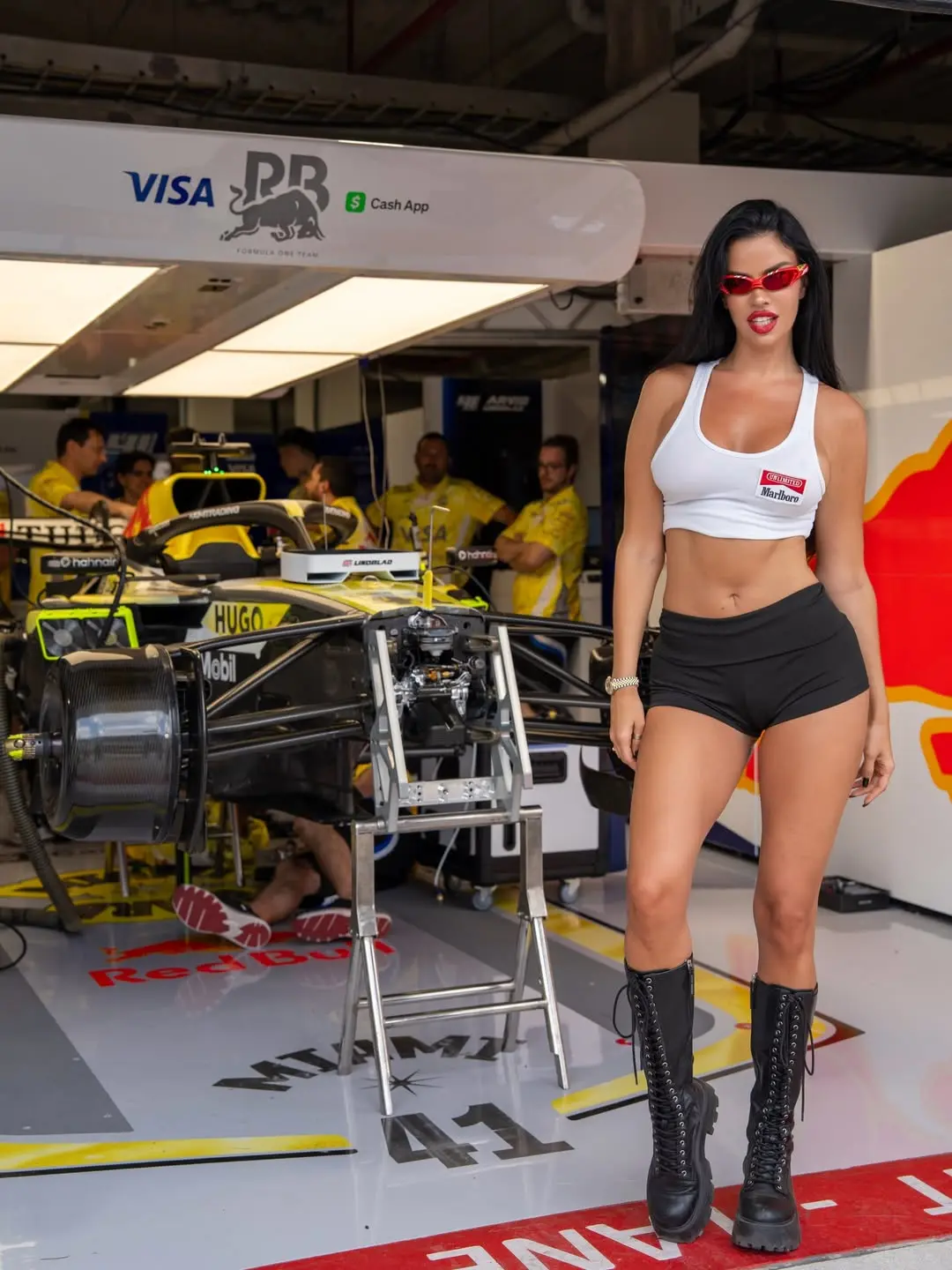 La modelo croata fue captada en el paddock y su presencia encendi&oacute; las redes sociales.