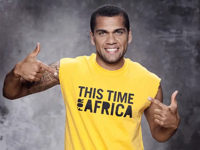 Dani Alves en el video Waka Waka de Shakira