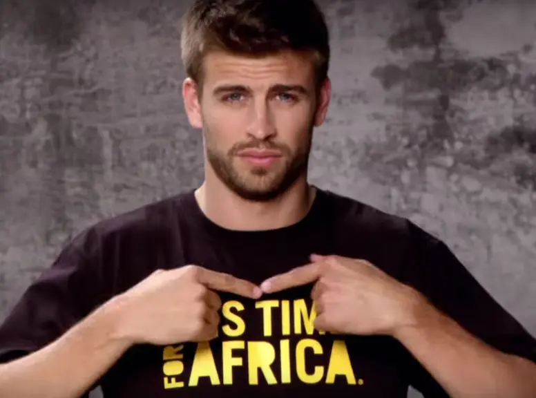 Piqu&eacute; en el video Waka Waka de Shakira