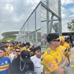 Aficionados de Tigres acusan de mal trato a Chivas.