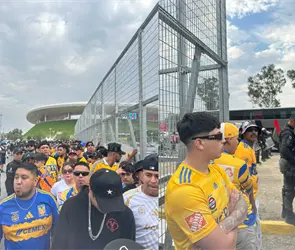 Aficionados de Tigres acusan de mal trato a Chivas.