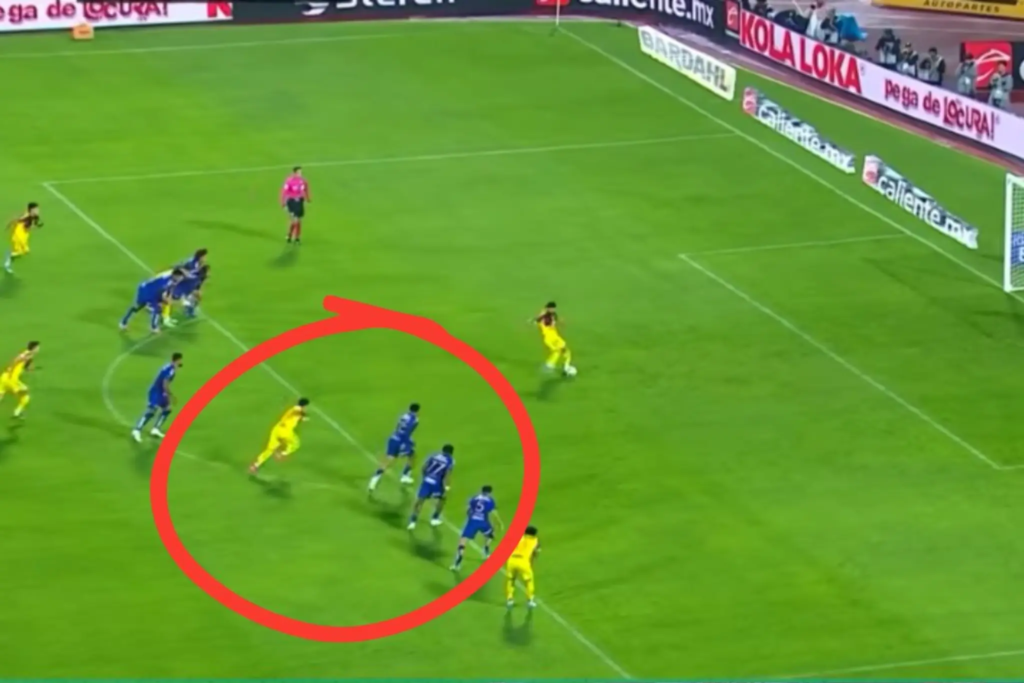 Nathan Silva al momento del disparo en el penal de Henry Mart&iacute;n