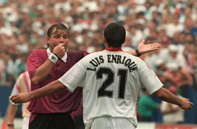 Luis Enrique reclamando al &aacute;rbitro, de espaldas, Mundial 1994
