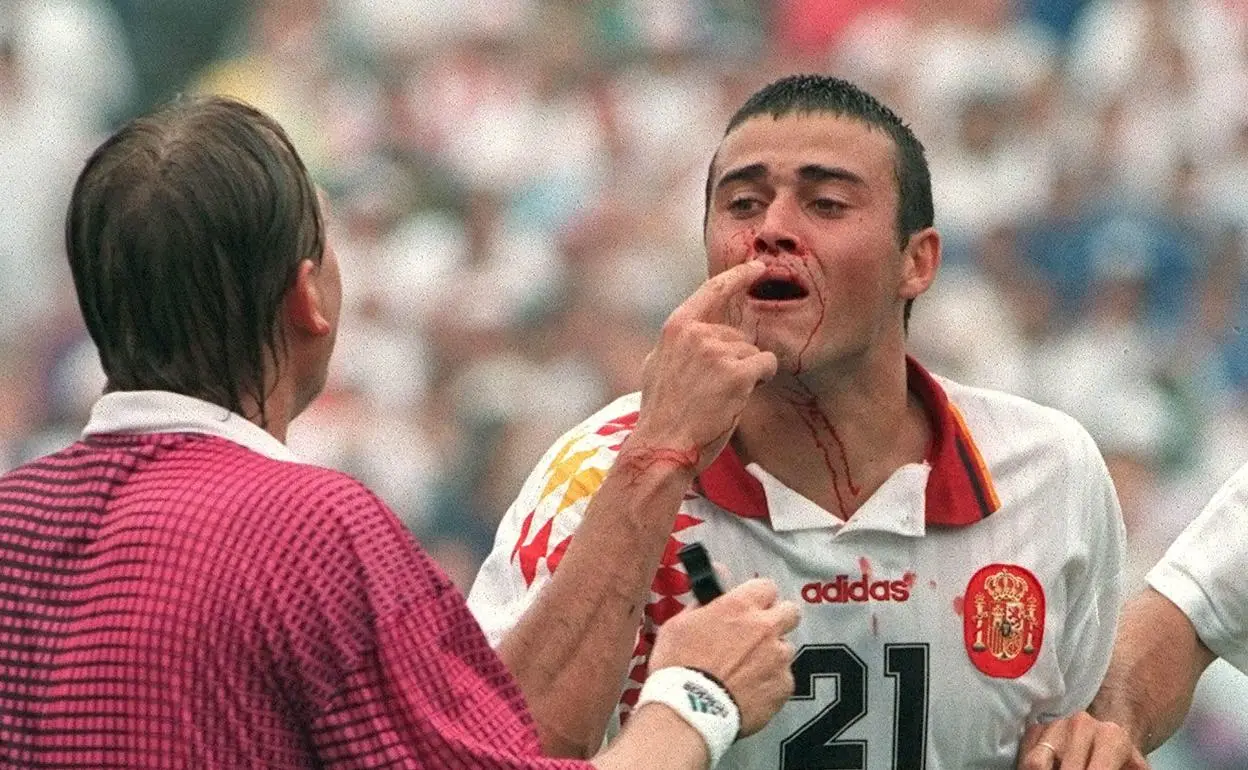 Luis Enrique sangrando reclamando al &aacute;rbitro Mundial 1994