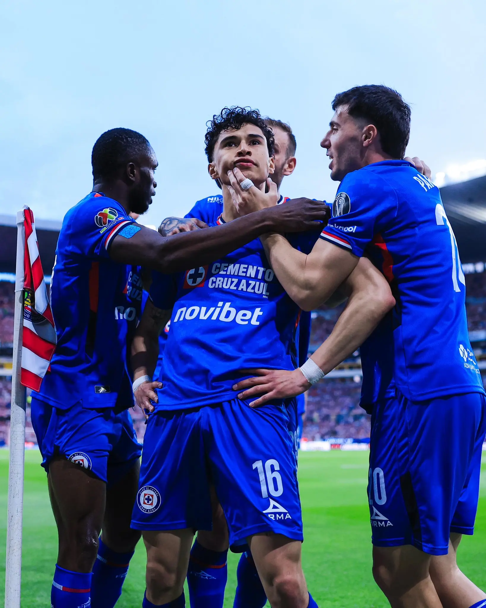 Jeremy M&aacute;rquez festeja gol ante Chivas