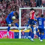 La pol&eacute;mica mano del Toro Fern&aacute;ndez incendia la semifinal