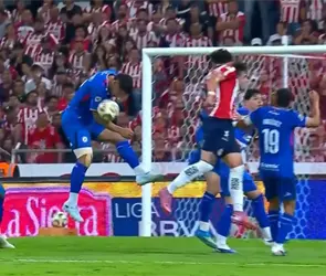 La pol&eacute;mica mano del Toro Fern&aacute;ndez incendia la semifinal