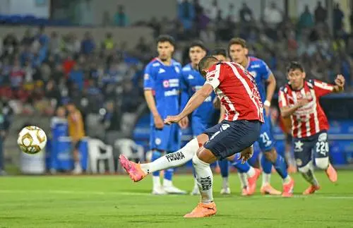 Chicharito Hern&aacute;ndez falla penalti cuartos de final Apertura 2025