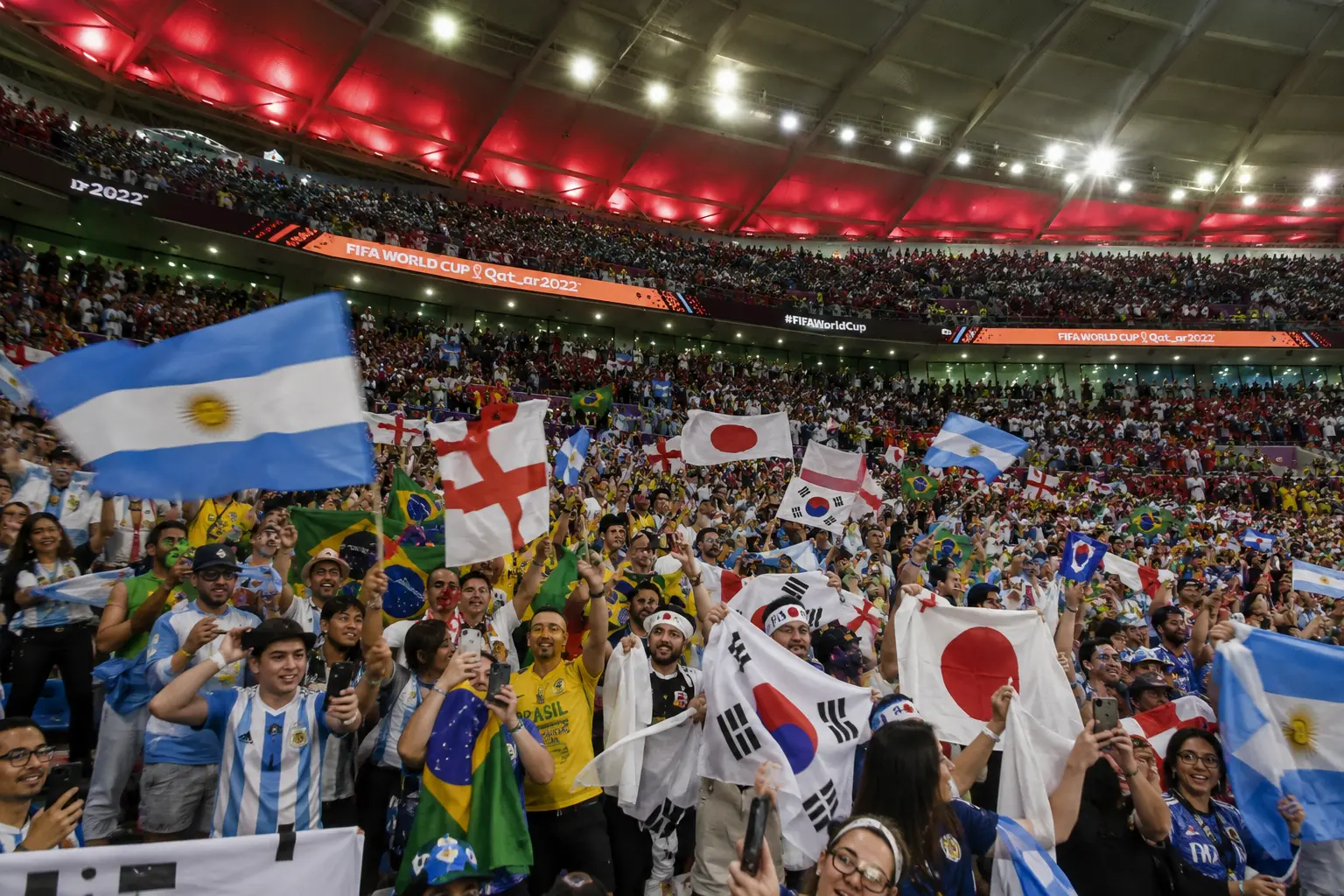 El fútbol une culturas: pasión, banderas y una sola voz vibrando en un estadio lleno de historia.<br> El fútbol une culturas: pasión, banderas y una sola voz vibrando en un estadio lleno de historia.<br>