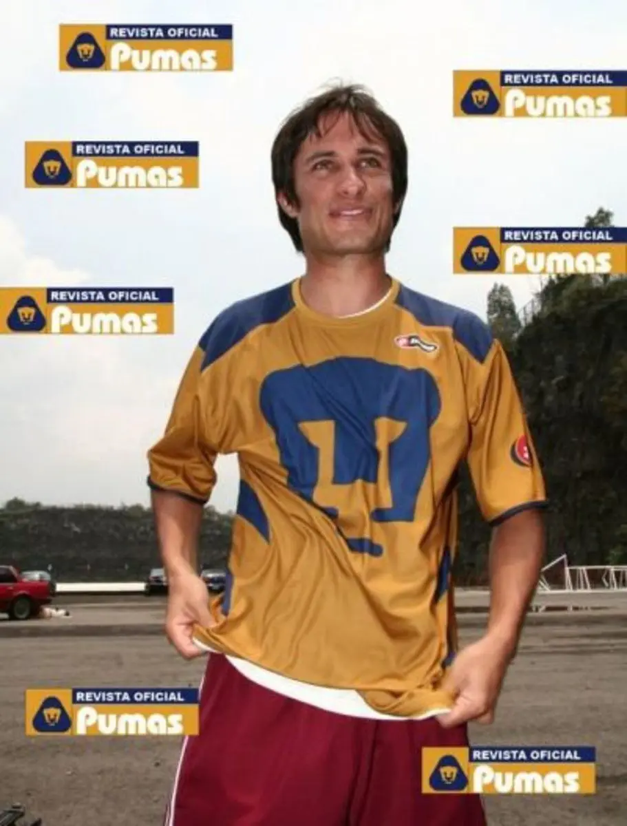 Gael García Bernal con la camiseta de Pumas Gael García Bernal con la camiseta de Pumas