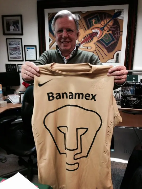 Joaquín López Dóriga con la camiseta de Pumas Joaquín López Dóriga con la camiseta de Pumas