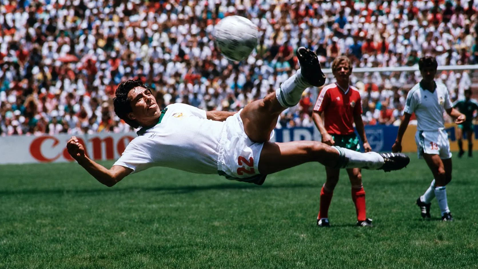 El espectacular gol de Manuel Negrete ante Bulgaria hizo vibrar al Estadio Azteca y qued&oacute; inmortalizado en la historia de los Mundiales.