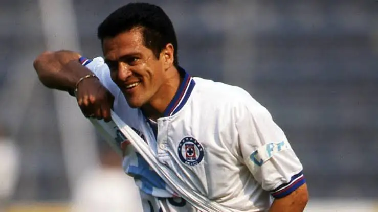 Símbolo cementero, amado por celestes y odiado por rivales de siempre. Símbolo cementero, amado por celestes y odiado por rivales de siempre.